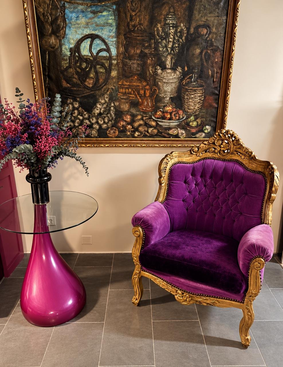Sillón de terciopelo púrpura y cuadro