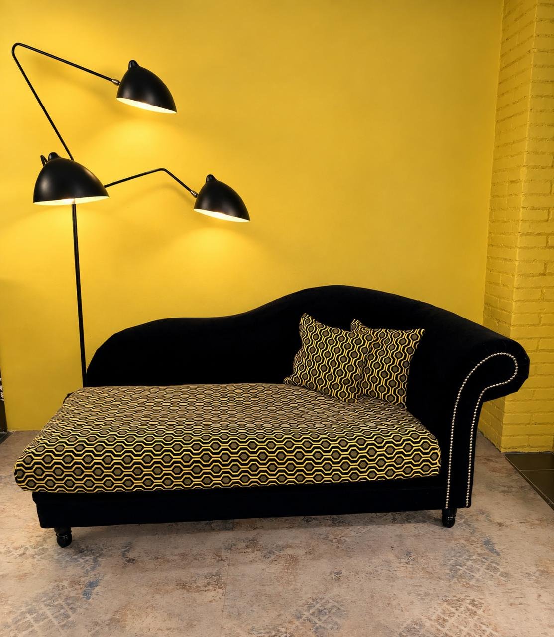 Chaise longue con pared amarilla