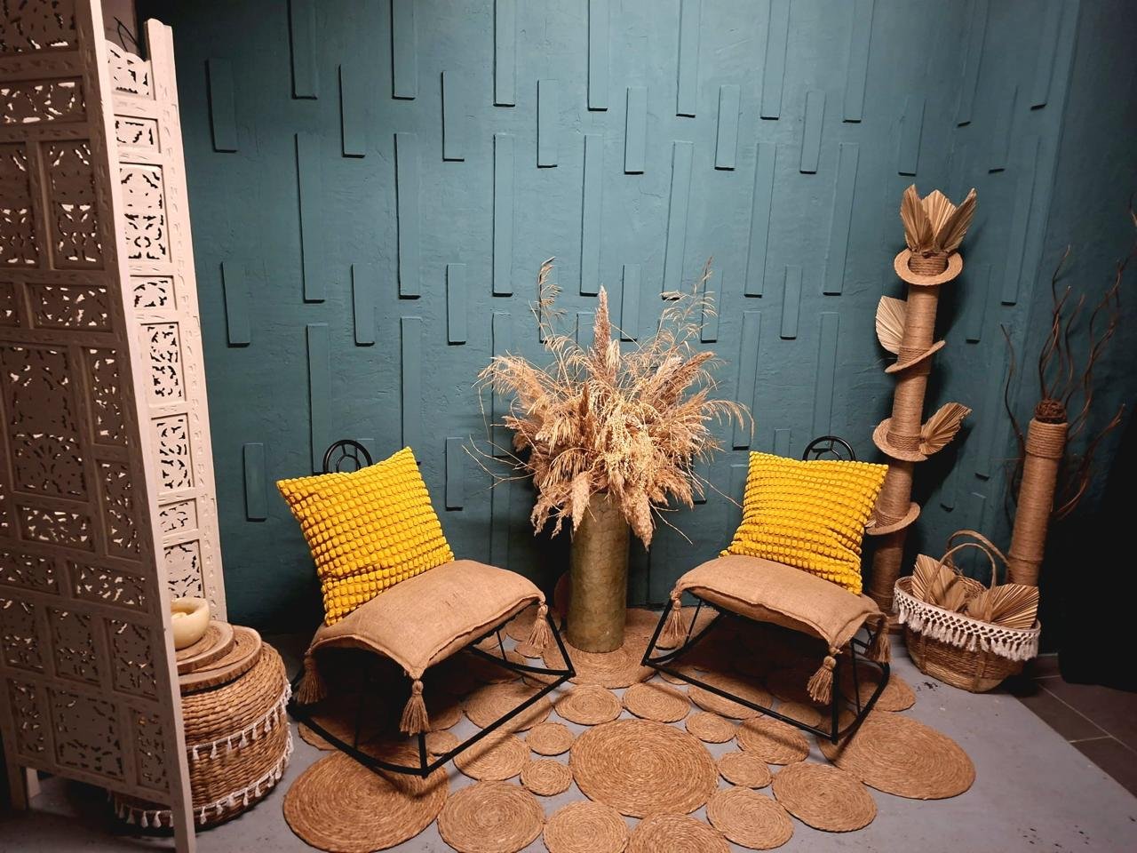 Sillones boho con cojines amarillos